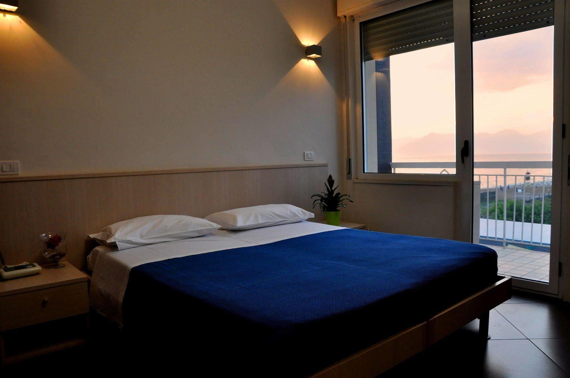 Albergo Riviera Spineta 巴蒂帕利亚 外观 照片